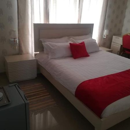 Lee Bed & Breakfast Francistown Exterior photo
