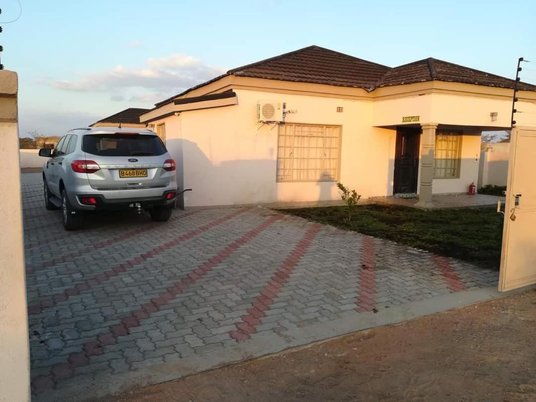 Lee Bed & Breakfast Francistown Exterior photo